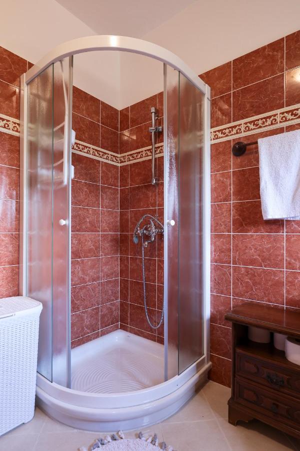 Villa Ena With Pool & Jacuzzi Donji Kasic Zewnętrze zdjęcie